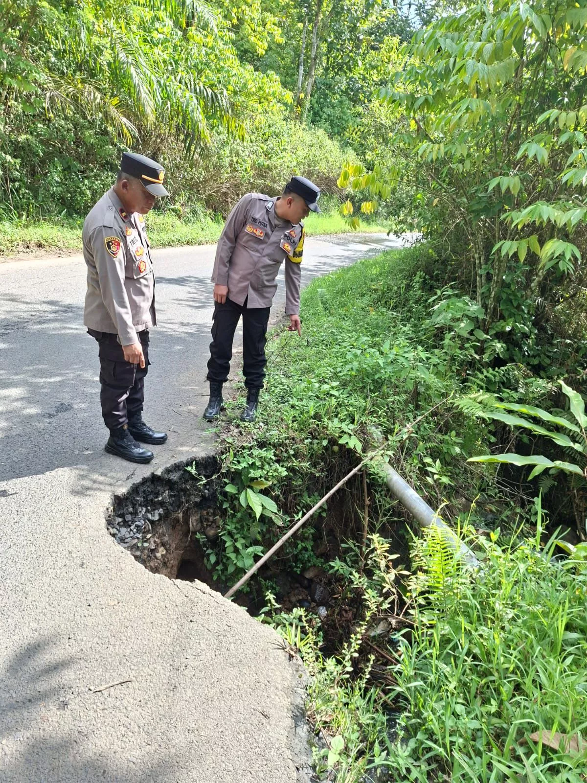 Cegah Laka Lantas, Polsek Rimbo Pengadang Pasang Police Line dan Spanduk Peringatan di Jalan Rawan