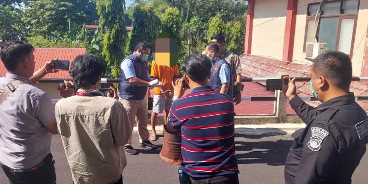 Digerebek di Rumahnya, Ganja 73,16 Gram Milik MU Dibakar di Depan Tersangka