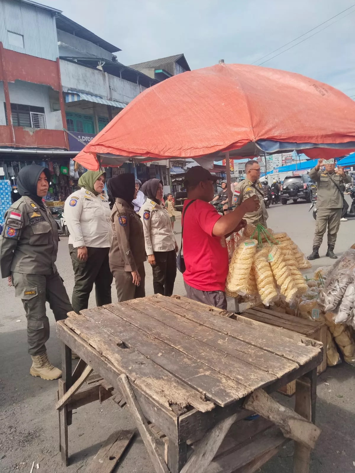 PKL “Nekat” Kuasai Jalan! Satpol PP Bengkulu Turun Tangan, Lapak Langsung Dibongkar