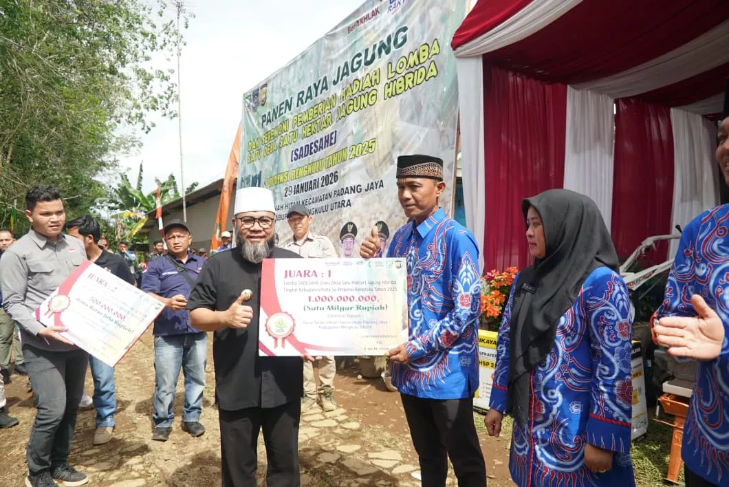Desa Tanah Hitam Juara SADESAHE, Gubernur Helmi Hasan Serahkan Hadiah Rp1 Miliar