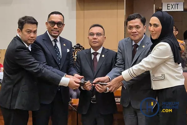 Sahroni Resmi Jabat Pimpinan Komisi III, Konsistensi Putusan MKD DPR Dipertanyakan
