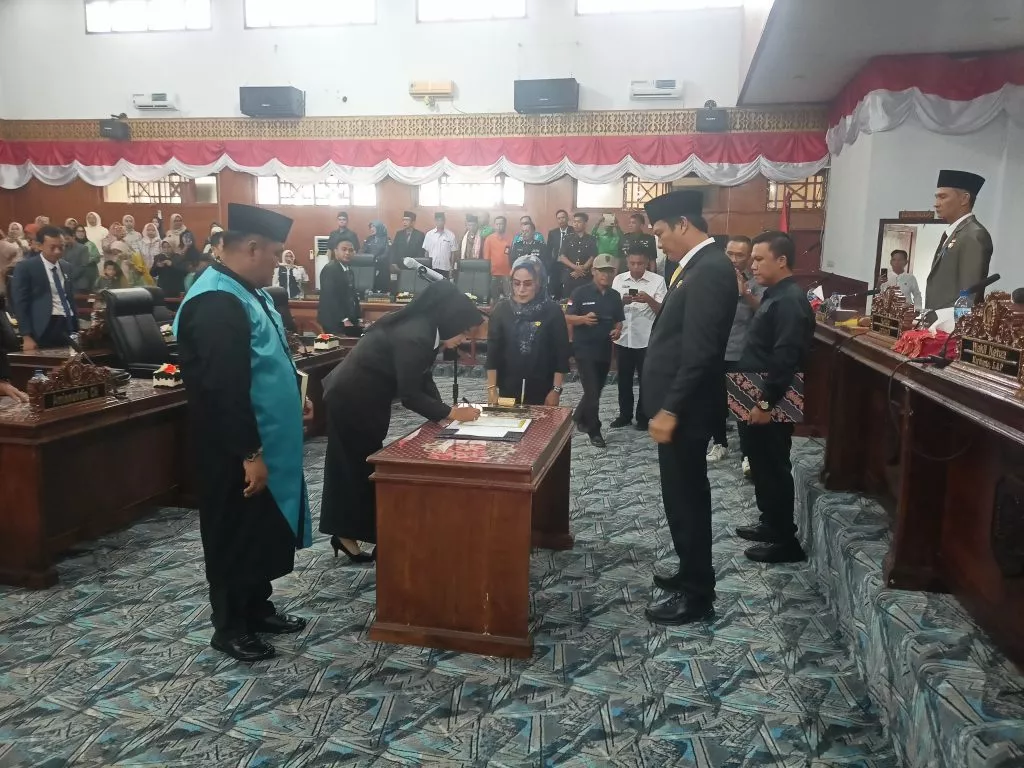 Paripurna Istimewa DPRD Kaur, Erni Yuliharti Resmi Dilantik sebagai Anggota DPRD PAW