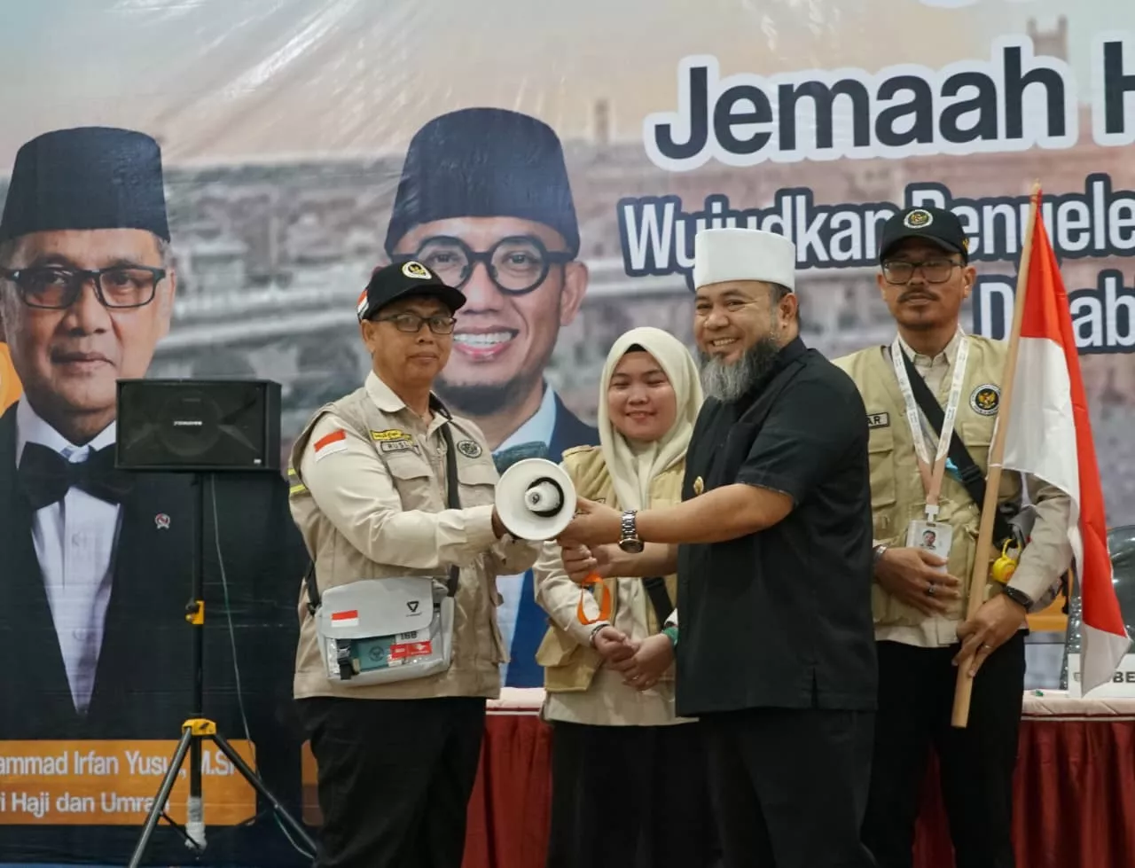 Tangis Haru Iringi Pelepasan Kloter Terakhir Haji Bengkulu, Gubernur Helmi: Fokus Ibadah dan Doakan Daerah