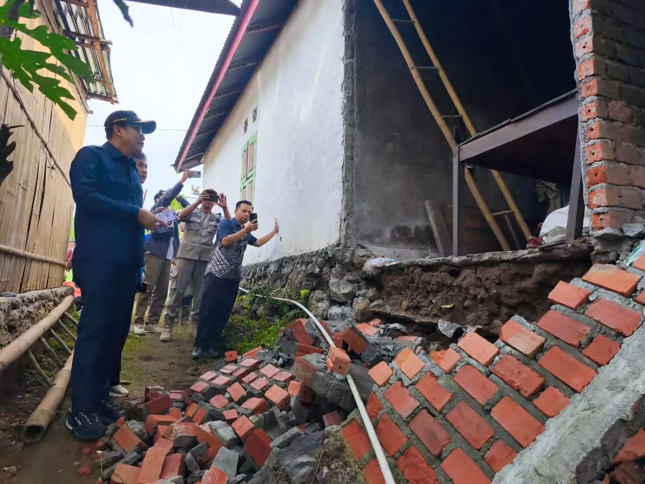 Bupati Kepahiang Salurkan Bantuan untuk Korban Puting Beliung, Tekankan Kepedulian dan Gotong Royong