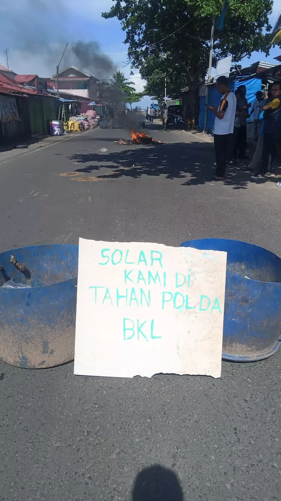 Nelayan Bengkulu Blokade Jalan dan Datangi Polda, Protes Penangkapan Solar untuk Melaut