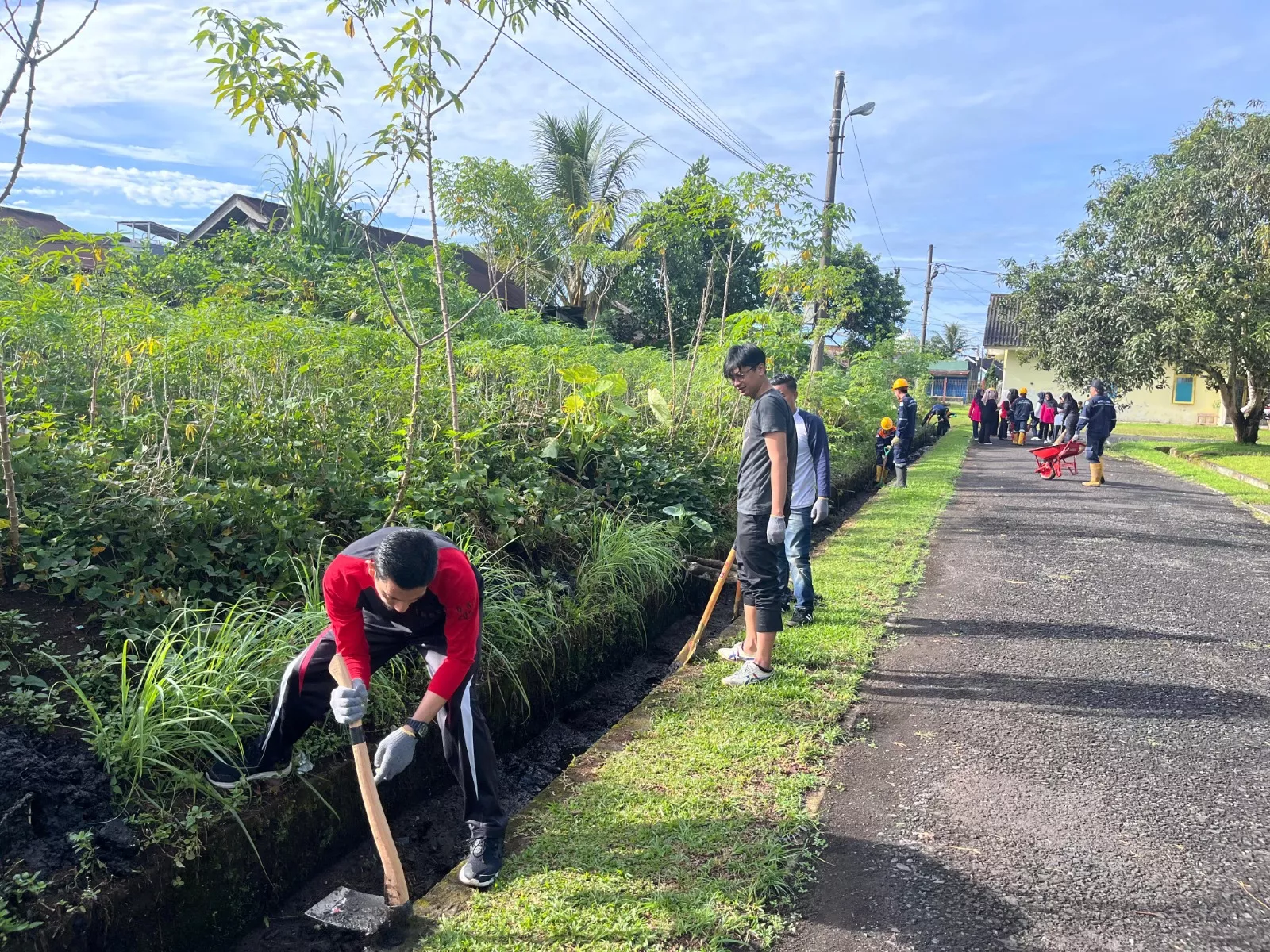 UBP Bengkulu–Warga Ujan Mas Atas Gotong Royong Jumat Bersih di Simpang PLTA Musi