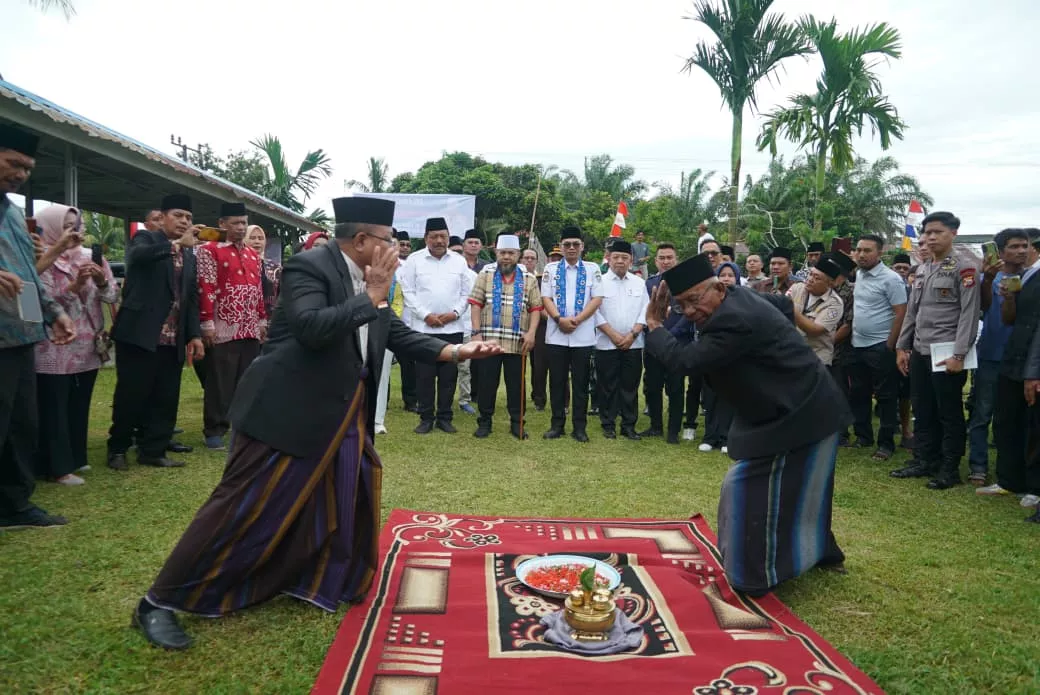 Helmi–Mian Hadiri Syukuran Jalan Mulus Pasar Ngalam Seluma