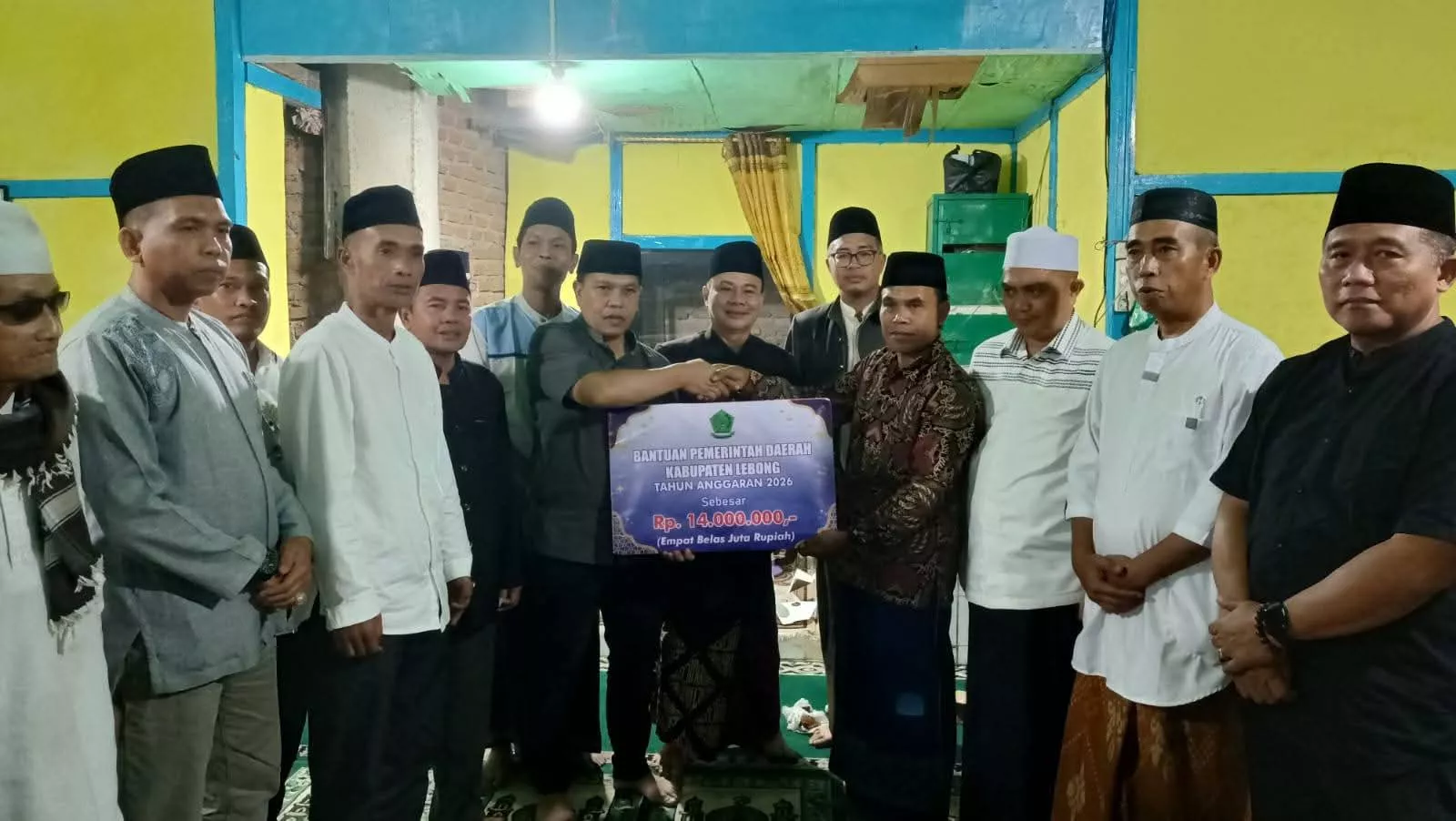 Safari Ramadhan Pemkab Lebong Berakhir di Topos, Bupati Serahkan Bantuan untuk Masjid dan Warga