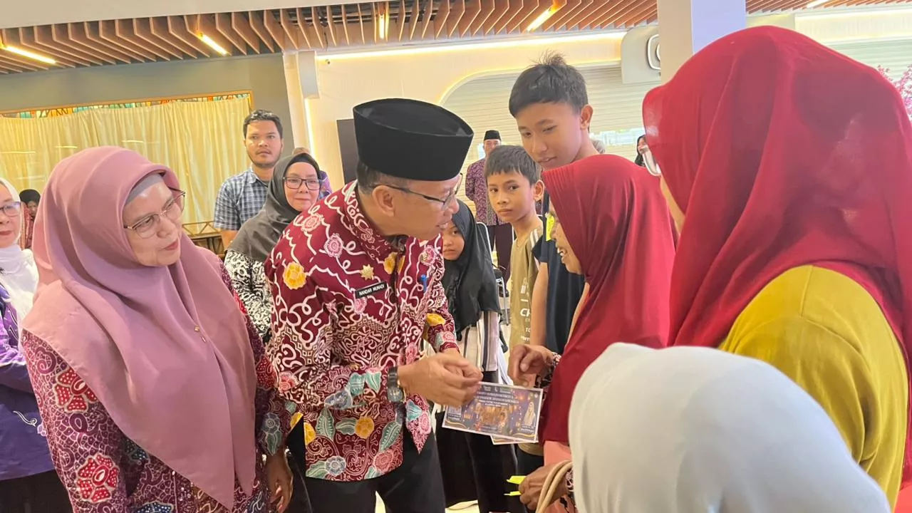 STIA Bengkulu Gelar Aksi Sosial, Ajak Anak Yatim dan Lansia Belanja Kebutuhan Lebaran