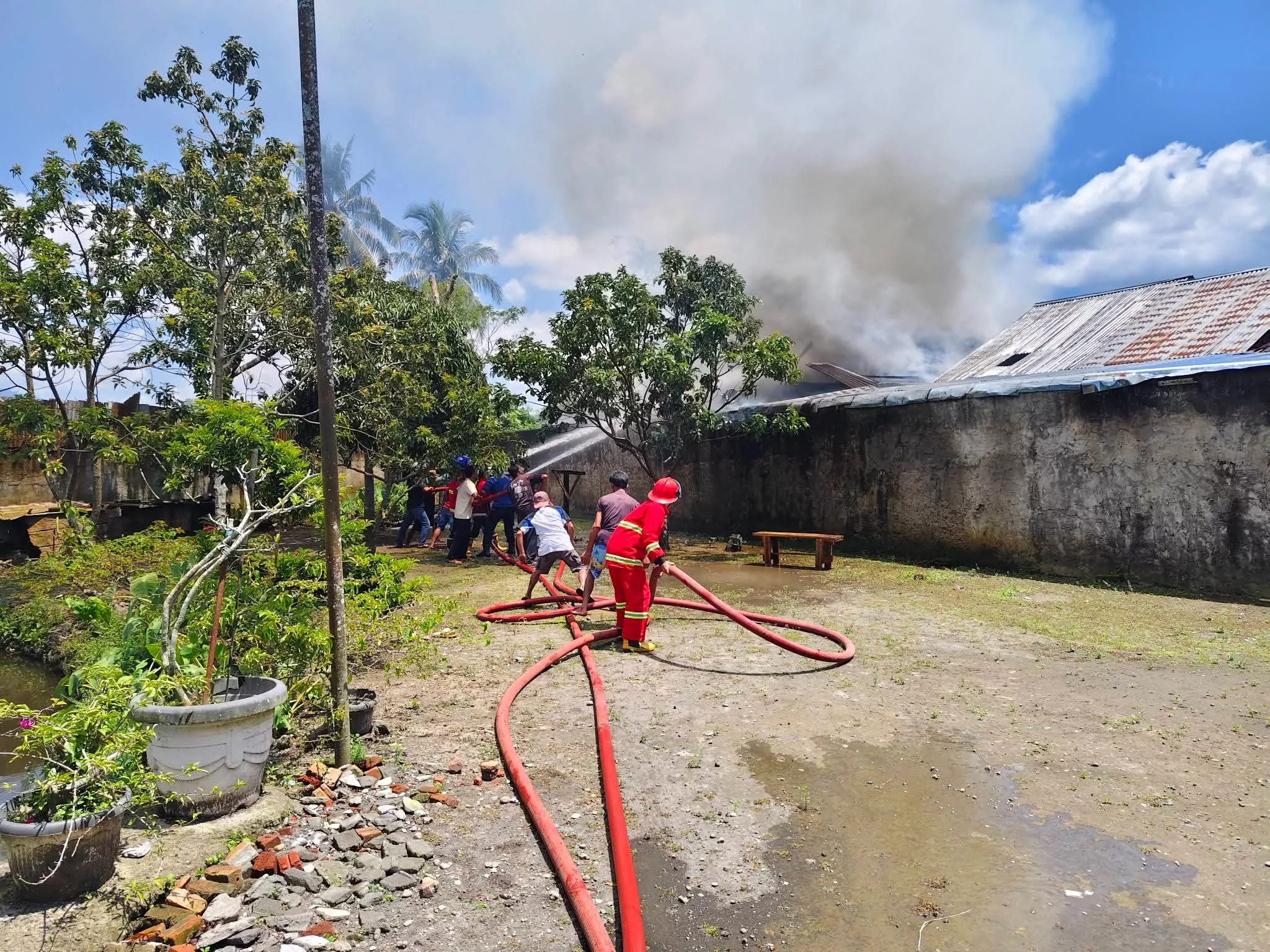 Kebakaran Hanguskan Rumah Tukang Ojek di Curup, Damkar Gerak Cepat