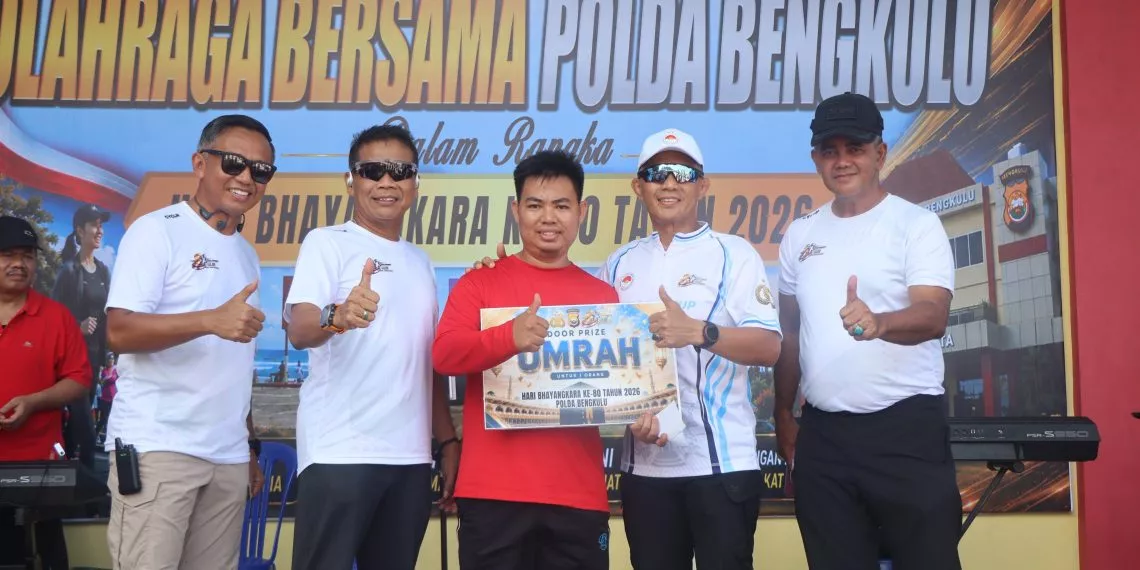 Kapolda Bengkulu Pimpin Olahraga Bersama Hari Bhayangkara ke-80, Bagikan Doorprize hingga Hadiah Umroh di Pantai Panjang
