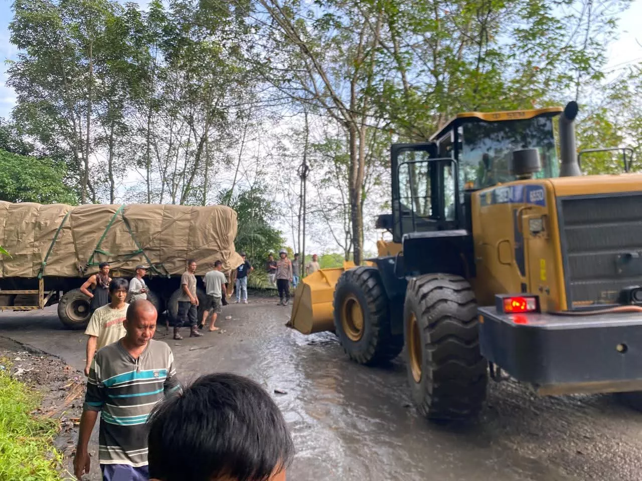 Trailer Raksasa Terperosok di Taba Padang, Jalur Curup–Lubuk Linggau Lumpuh Total hingga 6 Jam!