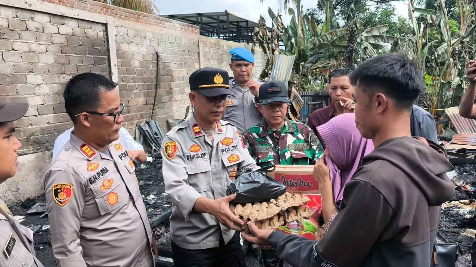 Rumah Ludes Terbakar, Kapolsek Padang Ulak Tanding Gerak Cepat Bantu Korban