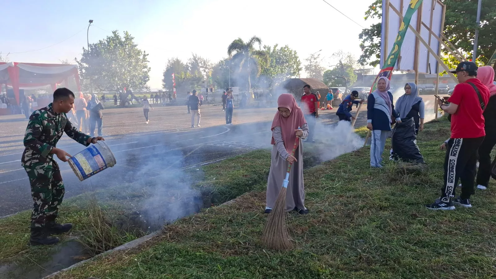 Pantai Tapak Paderi Diserbu Aksi Bersih! Pemprov Bengkulu, TNI dan Polri Kompak Tebar 2.500 Bibit Ikan