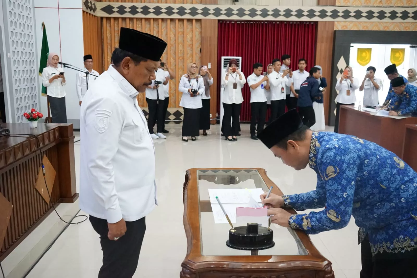 Teken Kontrak Kinerja OPD, Wagub Mian Tekankan Disiplin Visi “Bantu Rakyat”