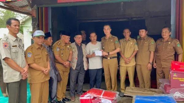 Bupati Fikri Serahkan Bantuan untuk Korban Kebakaran di Bandung Marga