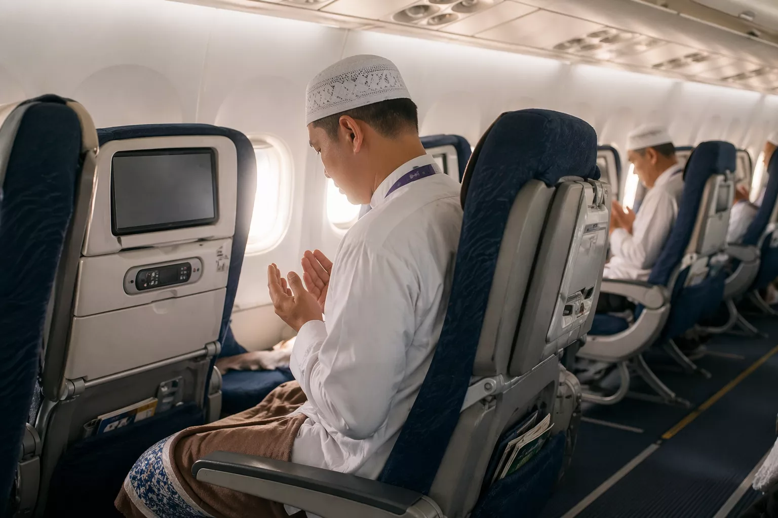 9 Jam di Udara, Bagaimana Jemaah Haji Salat? Ini Tata Cara Tayamum dan Sholat di Pesawat