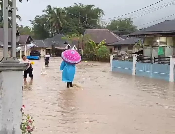 Detik-Detik Banjir Rendam Lebong, Jalan Putus dan Warga Terjebak