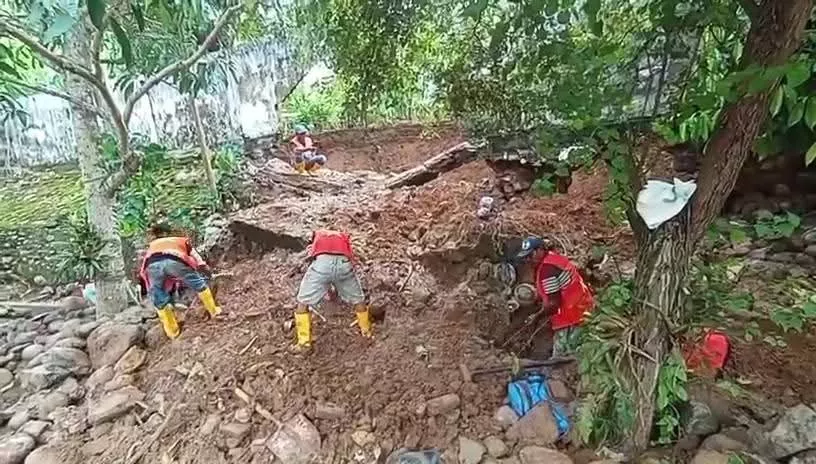 Tembok Roboh Bikin Drainase Lumpuh! Pemkot Bengkulu Langsung Turun Tangan