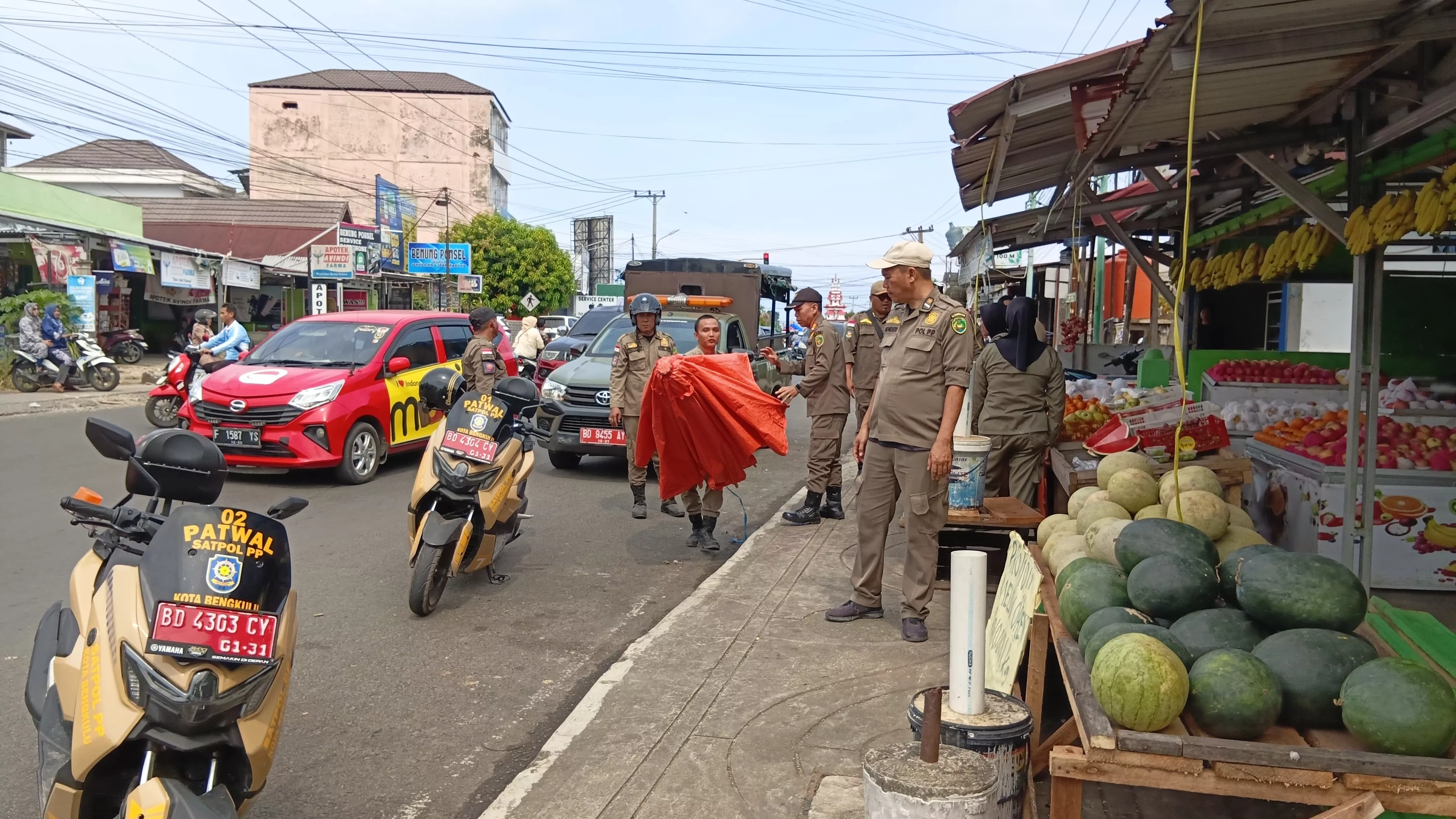 Gerak Cepat! Satpol PP Bengkulu Tertibkan PKL yang Berjualan di Atas Trotoar Usai Laporan Warga