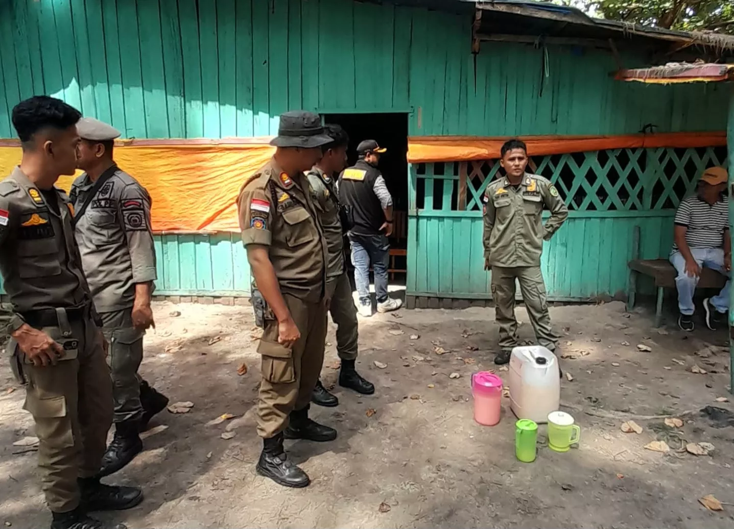 Satpol PP Bengkulu Tertibkan Warung Penjual Miras Ilegal di Pantai Panjang