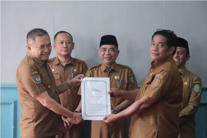 Bupati Rachmat Resmi Serahkan SK Plt Sejumlah OPD: Laksanakan Tugas Sesuai Visi Misi