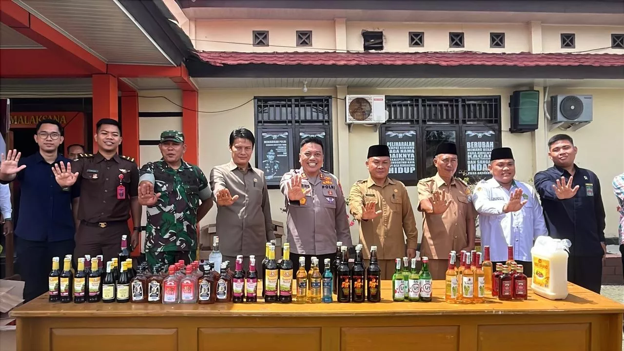 Capaian Akhir Tahun, 1.200 Botol Miras Dimusnahkan di Kaur