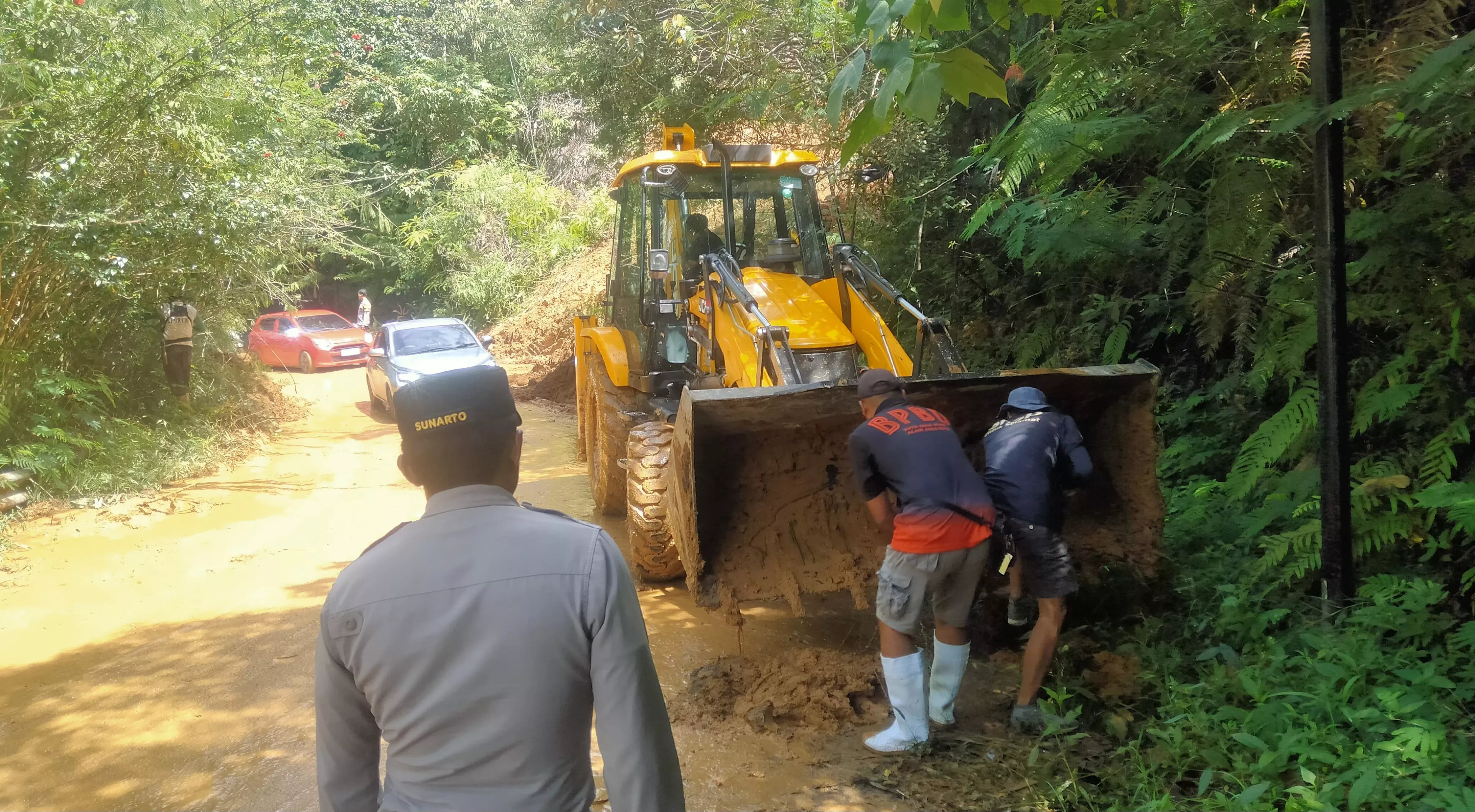 Dua Titik Longsor di Lebong Mulai Dibersihkan, Pengguna Jalan Diimbau Waspada Jalan Licin