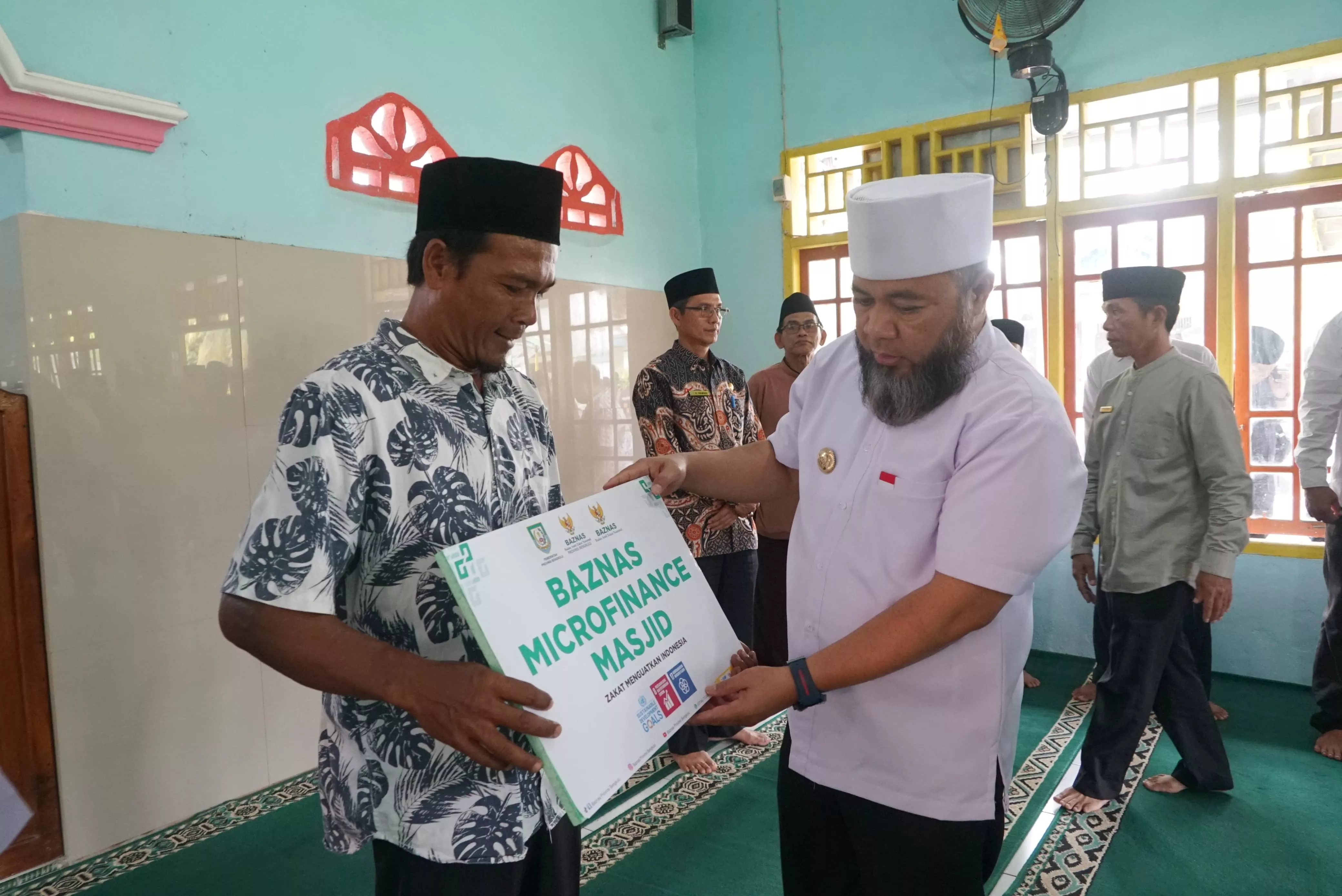 Warga Terima Bantuan Baznas, Helmi Hasan Harap Bisa Bantu Buka Usaha