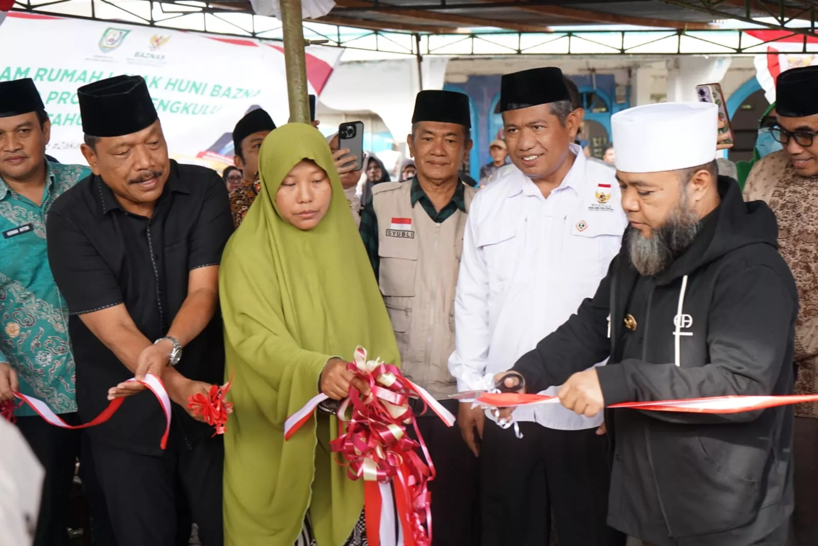 Helmi Hasan Wujudkan Janji, Serahkan Rumah Layak Huni untuk Warga Desa Pito Kepahiang