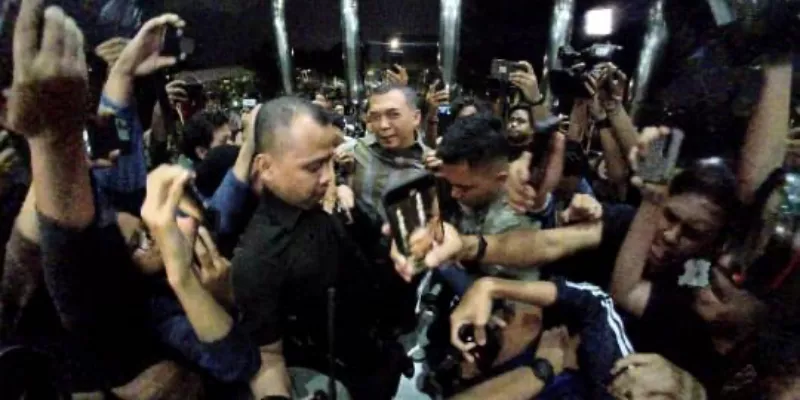 Wamen Imipas Silmy Karim Akhirnya Datangi KPK, Pengawal Bentrok dengan Wartawan, Suasana Sempat Ricuh!