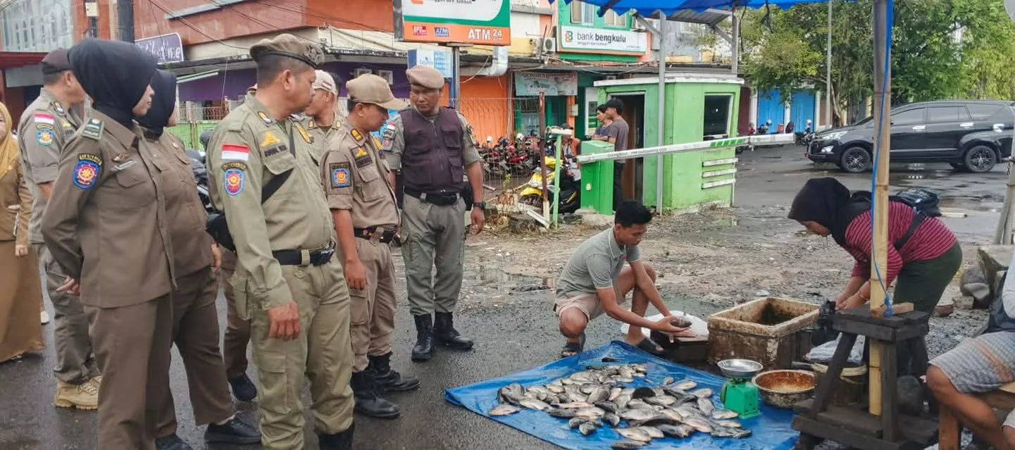 Usai Lebaran, Satpol PP ‘Turun Gunung’! Pedagang Pasar Minggu Ditertibkan Lagi