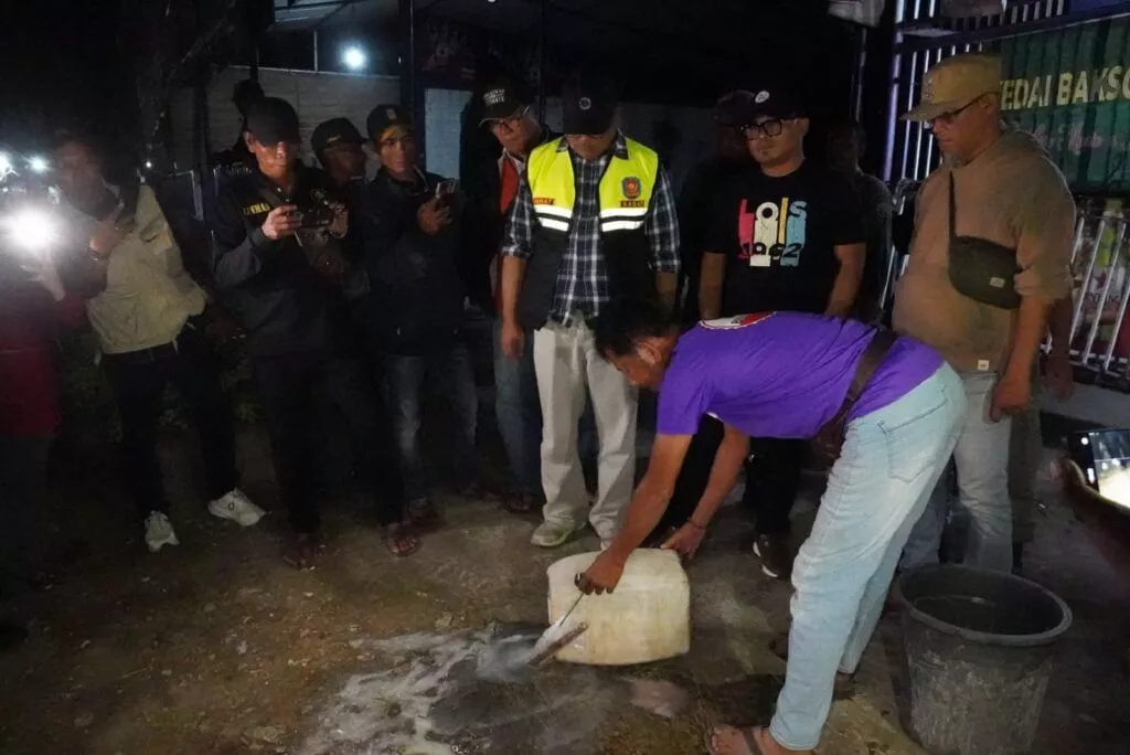 Pemkot Bengkulu Bongkar Warung Berkedok Bakso, Diduga Jual Miras dan Sediakan PL di Kawasan Pantai Panjang