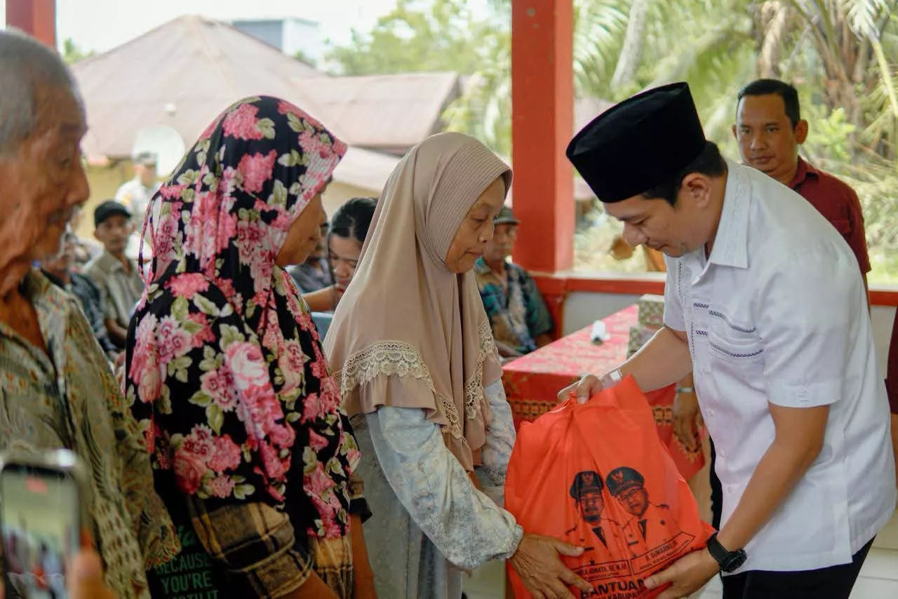 105 Lansia Prasejahtera di Batik Nau Terima Bantuan Sembako dari Pemkab Bengkulu Utara
