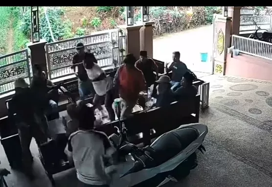Kades di Lumajang Dikeroyok 10 Orang, Dibacok di Rumah Sendiri! Diduga Dipicu Salah Paham