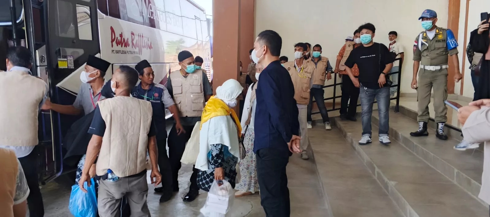 Alhamdulillah! 393 Jamaah Haji Bengkulu Pulang Utuh, Tangis Keluarga Pecah Saat Penyambutan