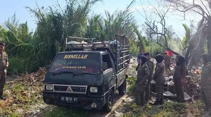 SATPOL PP dan DLH Bengkulu Tutup 2 TPS Liar, Pemilik Lahan Mulai Timbun Sampah dengan Tanah