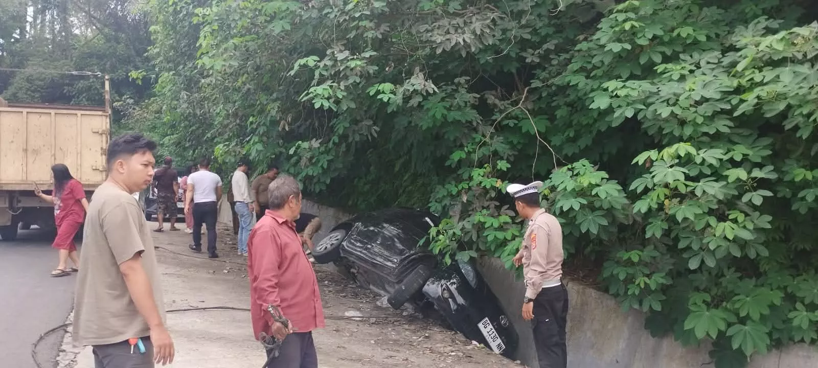 Diduga Melaju Kencang Saat Gerimis, Toyota Yaris Masuk Siring di Jalur Curup–Lubuk Linggau