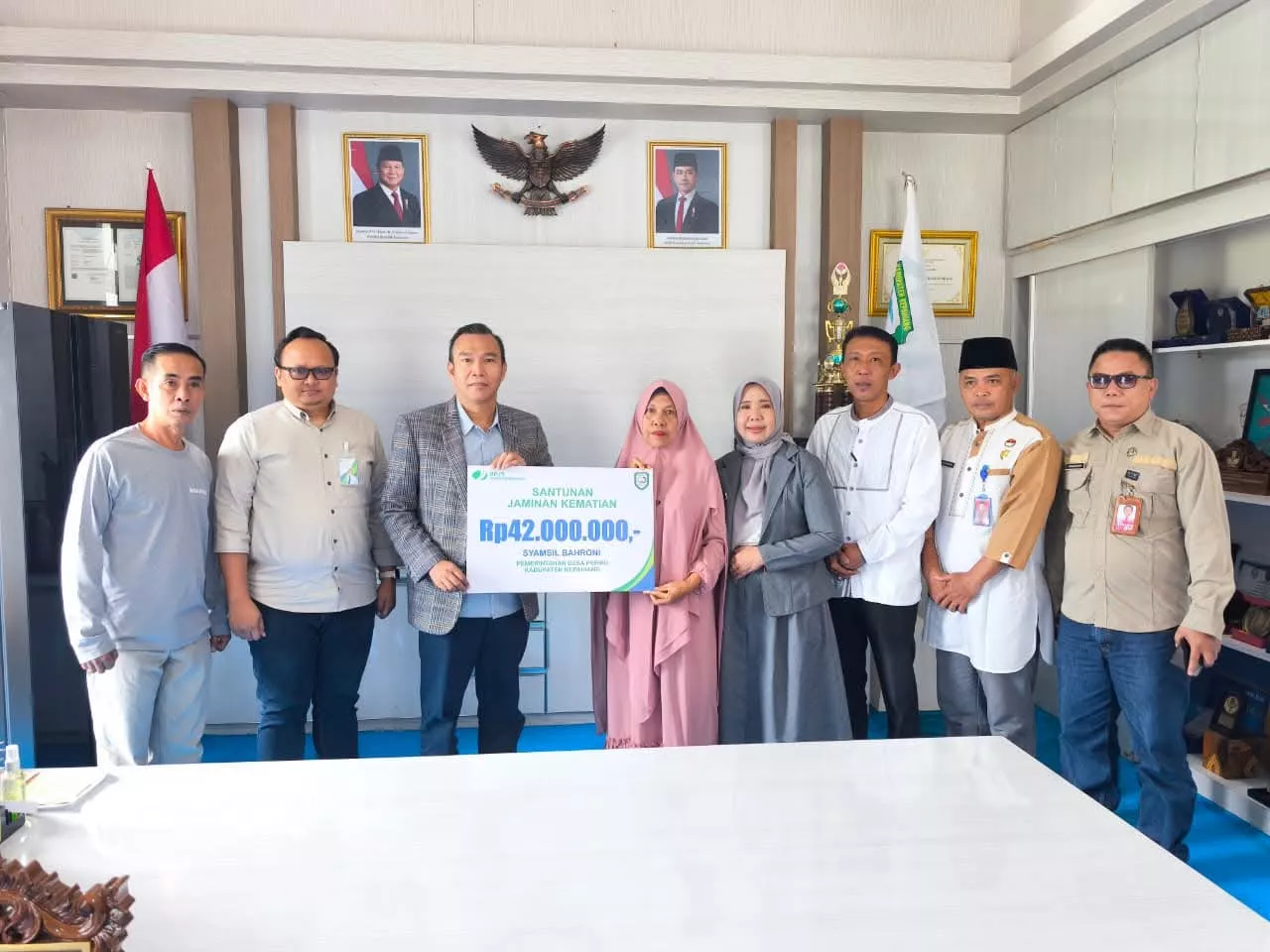 Bupati Kepahiang Serahkan Santunan Kematian BPJS Ketenagakerjaan kepada Ahli Waris Kades Permu