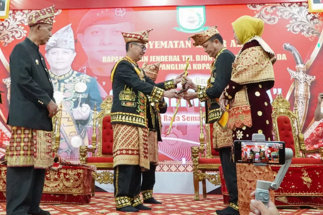 Momen Haru di Balai Raya Semarak, Panglima Kopassus Terima Gelar Adat Tertinggi dari Bengkulu