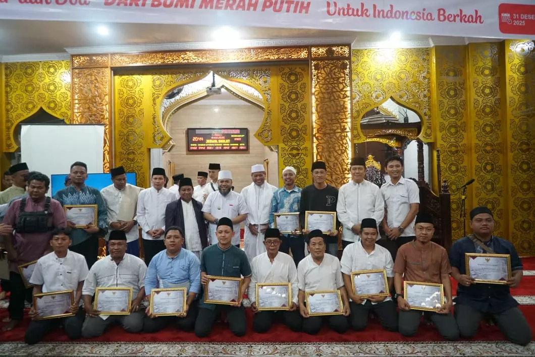 Malam Tahun Baru, Gubernur Serahkan Bantuan Mahasiswa Terdampak Bencana Hingga Reward Taat Pajak