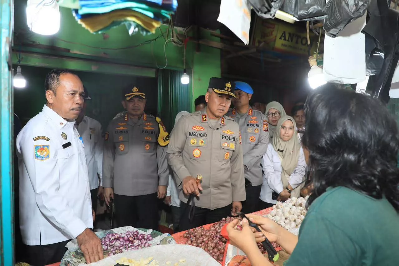 Monitoring Harga Sembako di Pasar Minggu, Kapolda Bengkulu Turun Langsung ke Lapangan
