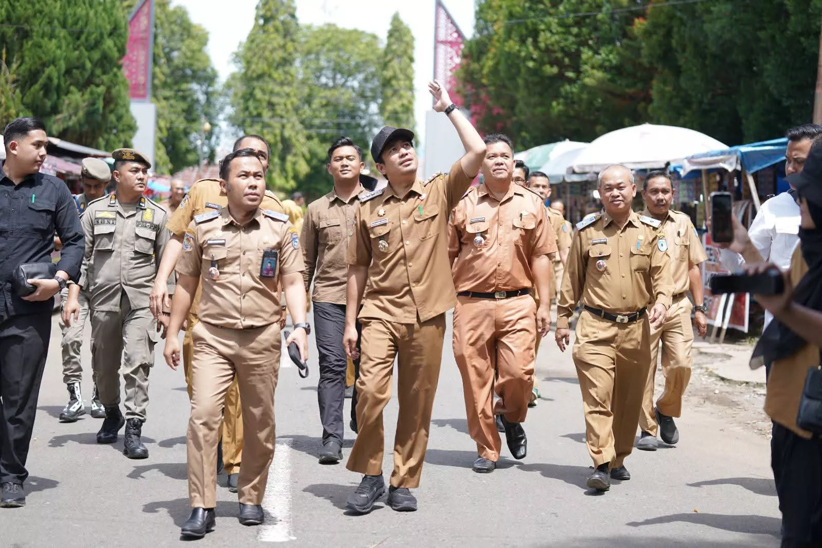Tinjau Alun-alun Argamakmur, Bupati Arie Minta OPD Fokus Perbaikan Fasilitas Umum