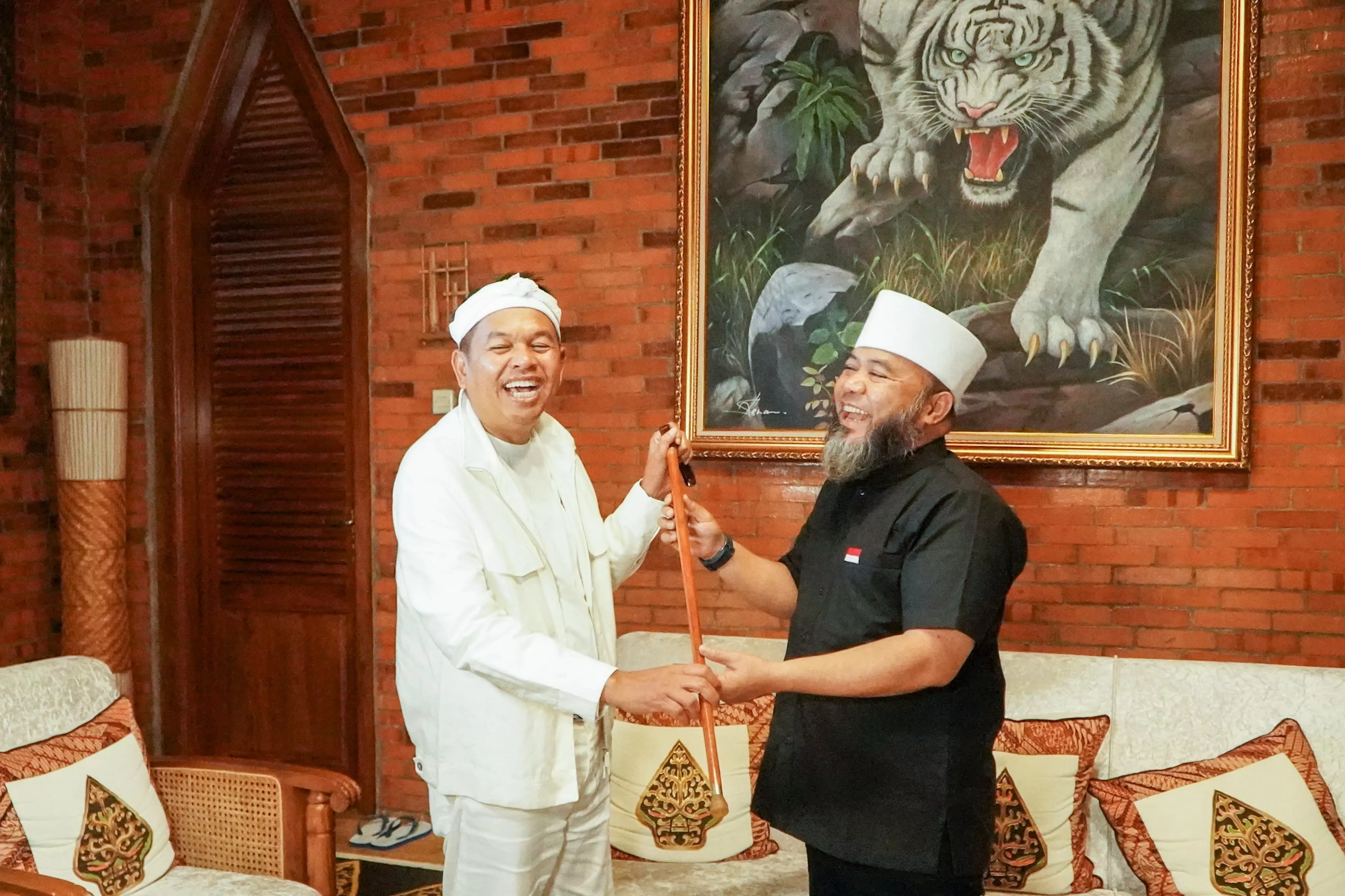 Silaturahmi Sarat Makna, Gubernur Helmi Hasan Temui KDM dan Salurkan Bantuan untuk Bandung Barat