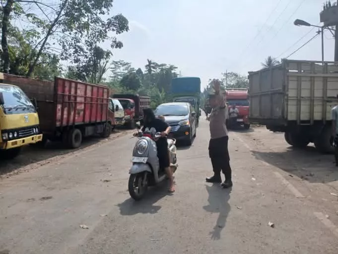 Antrean Solar Mengular di SPBU Padang Ulak Tanding, Polisi Siaga Setiap Pagi Cegah Macet Parah
