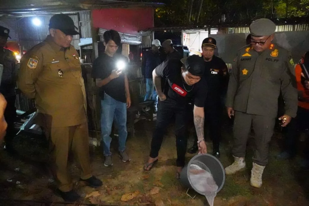Patroli Wawali dan Kapolresta, Polisi Amankan Samurai di Warung Tuak