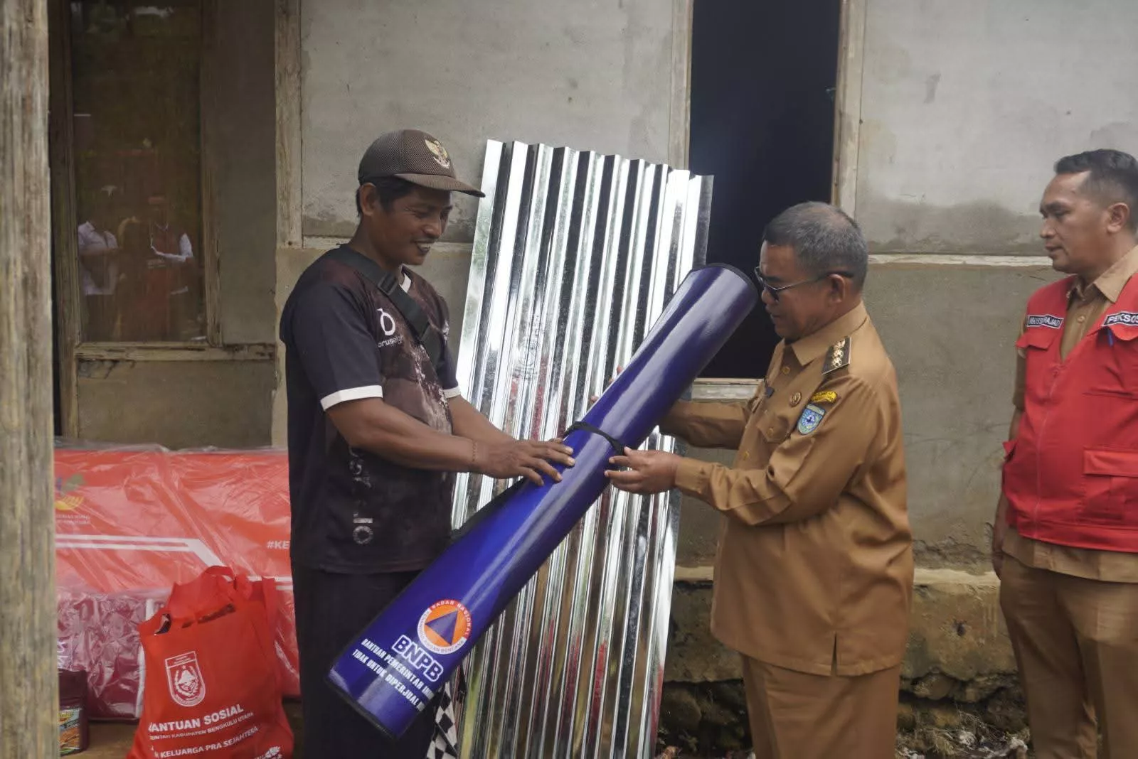 Pasca Kebakaran di Sumber Agung, Wakil Bupati Bengkulu Utara Turun Langsung Salurkan Bantuan Darurat