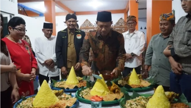 Toleransi, Tradisi Potong Tumpeng Sambut Natal di Benteng