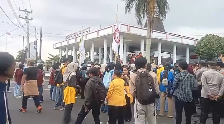 Komisi IV Tak Hadir, Aksi Mahasiswa Bengkulu di DPRD Memanas hingga Bakar Ban