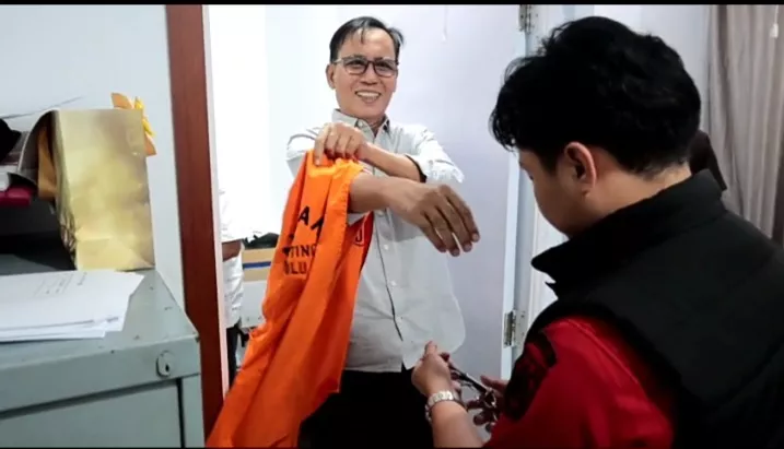 Tersangka Kasus Korupsi Penerbitan Izin Tambang Batu Bara Tersenyum di Balik Borgol, Ada Apa?